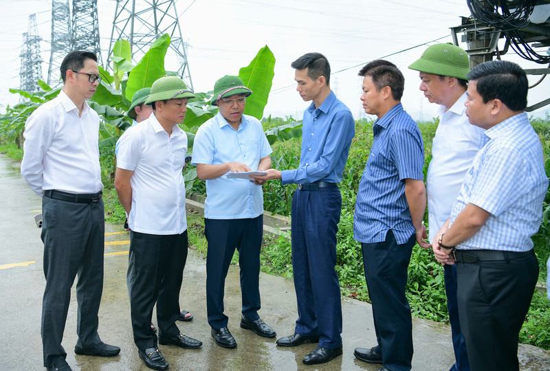 The delegation inspects the BESS 2 centralized battery energy storage project at the area adjacent to the 500kV Nho Quan substation in Nho Quan commune.