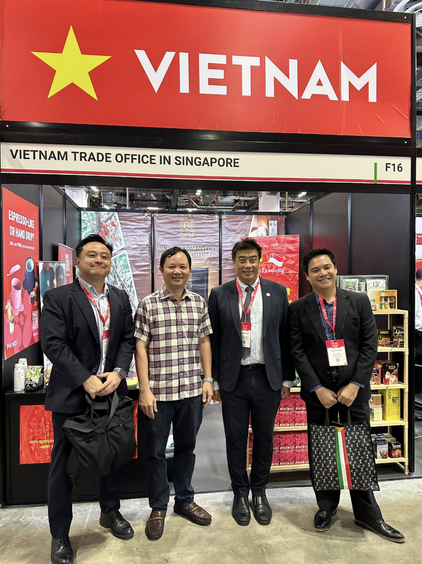 ​The Vietnamese pavilion at an international trade exhibition in Singapore showcases a diverse range of Vietnamese products.