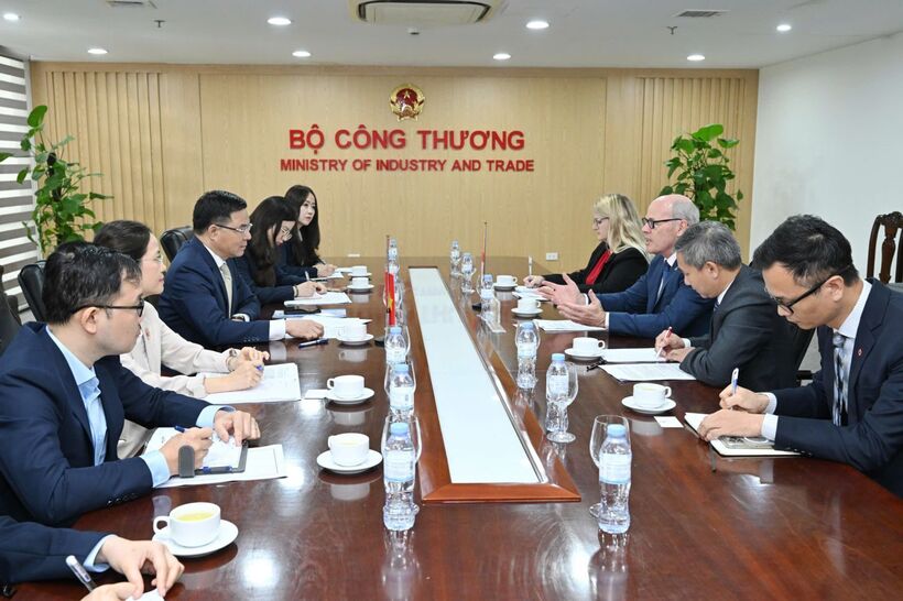 Minister of Industry and Trade Le Manh Hung holds talk with Canadian Ambassador to Vietnam Jim Nickel on the morning of May 11 in Hanoi. Photo: Can Dung