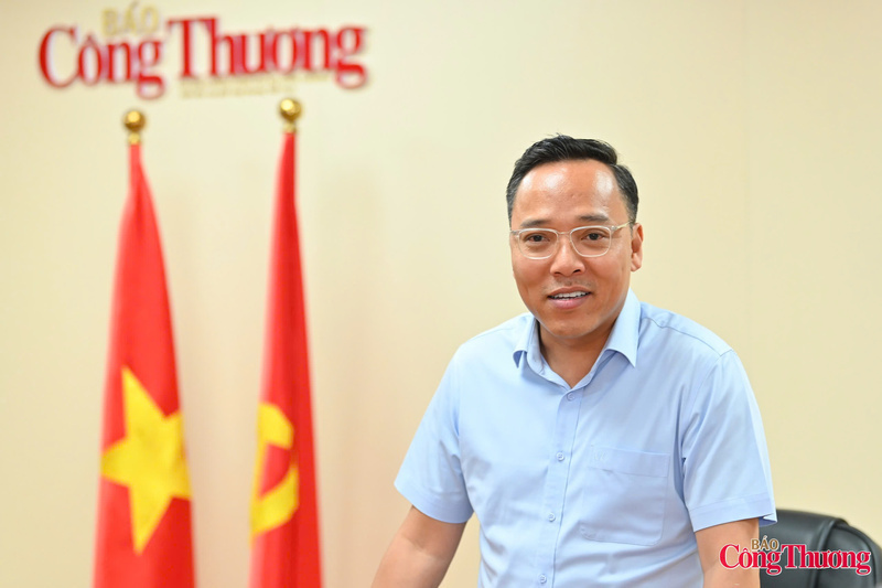 Deputy Minister of Industry and Trade Nguyen Hoang Long highly appreciates the achievements attained by the Newspaper of Industry and Trade in recent years. Photo: Nam Nguyen
