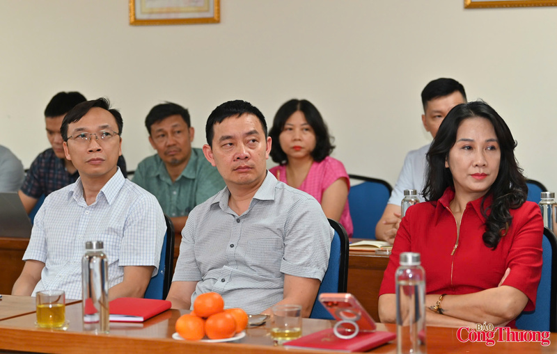 Deputy Minister Nguyen Hoang Long works with Newspaper of Industry and Trade - 5