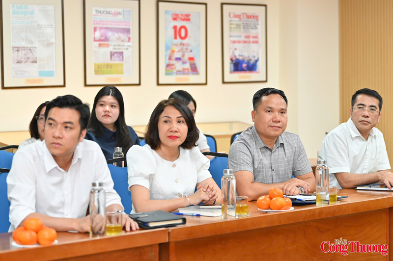 Representatives of units under the Ministry of Industry and Trade, together with the staff, reporters and editors of the Newspaper of Industry and Trade, attend the working session. Photo: Nam Nguyen