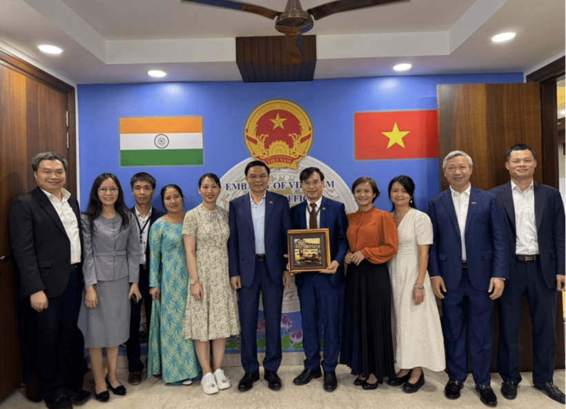 Officials and staff of the Trade Office later took a group photograph with Minister Le Manh Hung and the delegation.