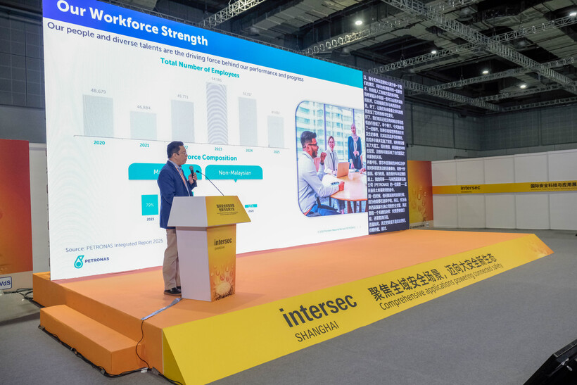 A representative of PETRONAS delivered a presentation at the seminar titled “Digital Intelligence Empowers Safety, Scenarios Lead the Future.”  .Photo: Le An