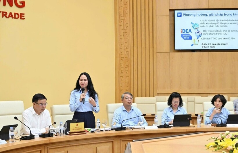 Director Le Hoang Oanh reports on the management and development of e-commerce and digital transformation at the Ministry of Industry and Trade.