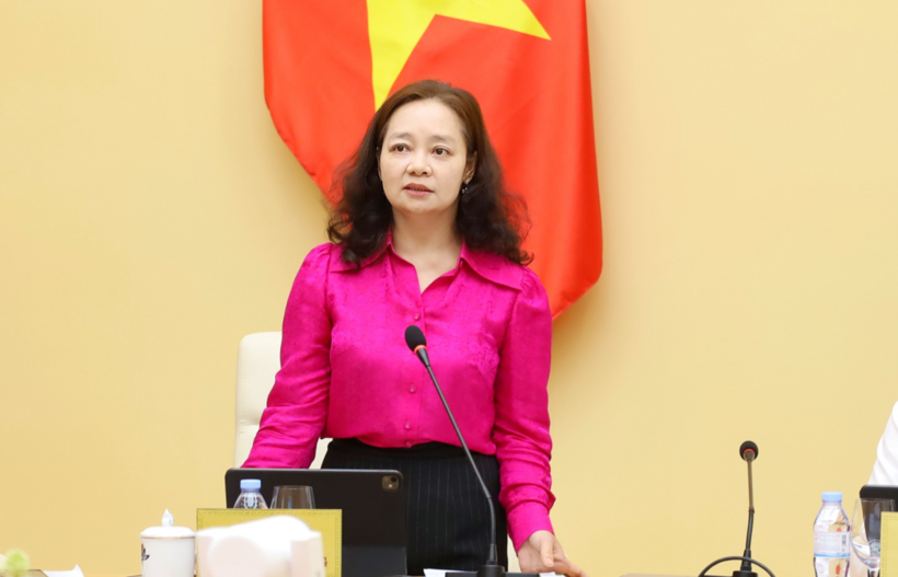 Director of the Agency for Innovation, Green Transition and Industry Promotion (IGIP)  Nguyen Thi Lam Giang delivers a report at the meeting