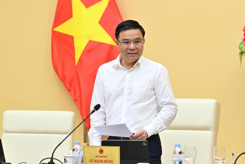 Minister of Industry and Trade Le Manh Hung delivers directive remarks at the meeting.