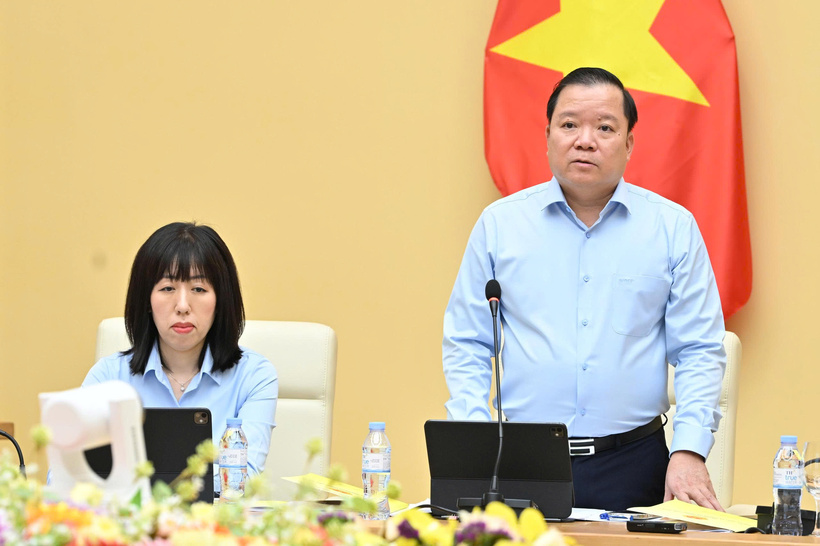 Director of the Industrial Safety Techniques and Environment Agency Pham Tuan Anh delivers a report at the meeting.