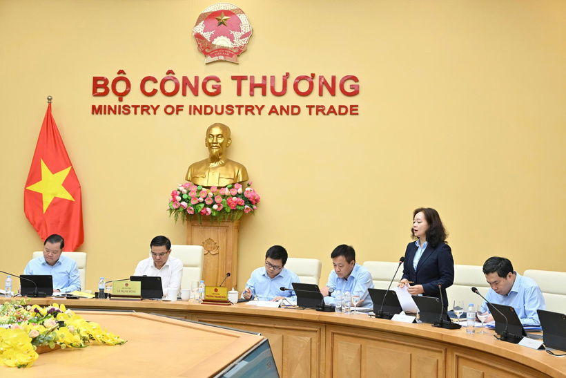 Representatives of affiliated units under the Ministry speak at the meeting.