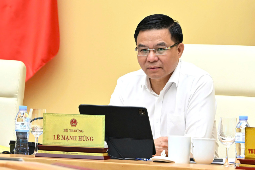 Minister Le Manh Hung delivers directives at the meeting.