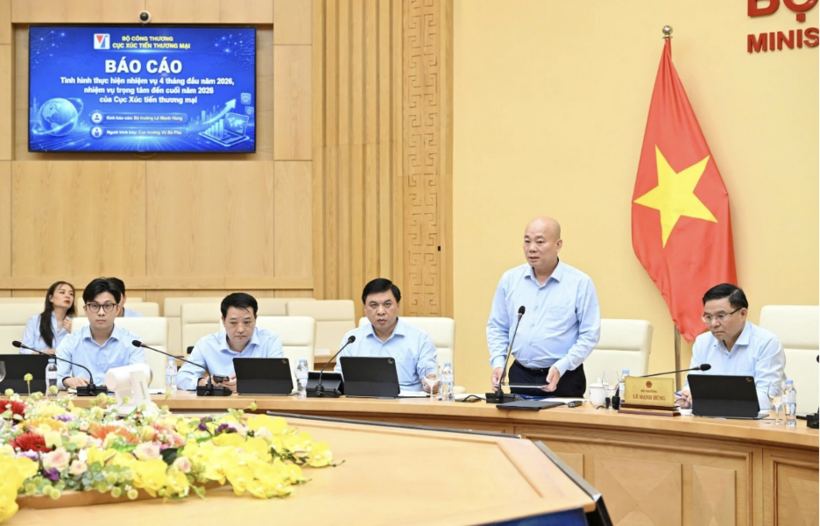 Director of the Trade Promotion Agency Vu Ba Phu delivers remarks at the meeting.