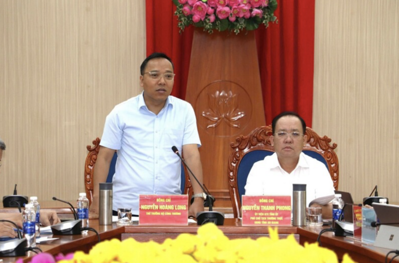 Deputy Minister of Industry and Trade Nguyen Hoang Long delivers directive remarks at the working session. Photo: Nhu Ngoc