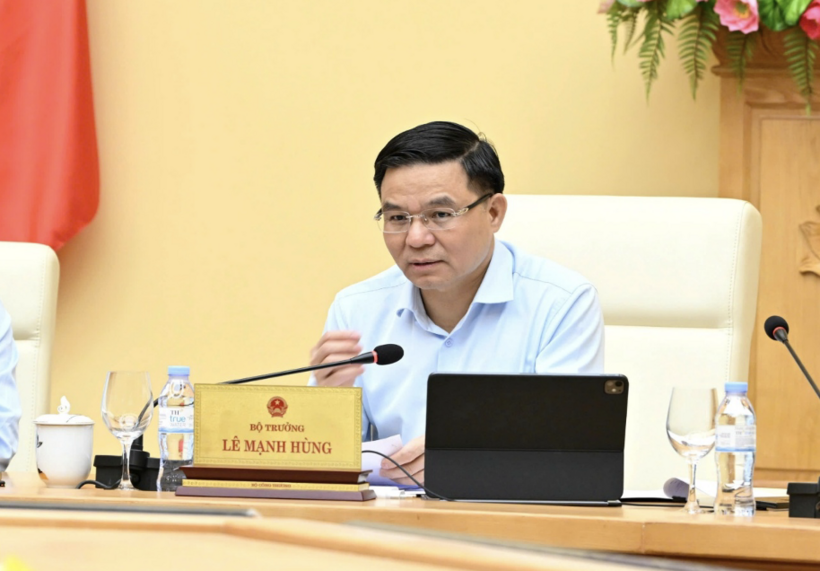 Minister of Industry and Trade Le Manh Hung delivers concluding remarks at the meeting.