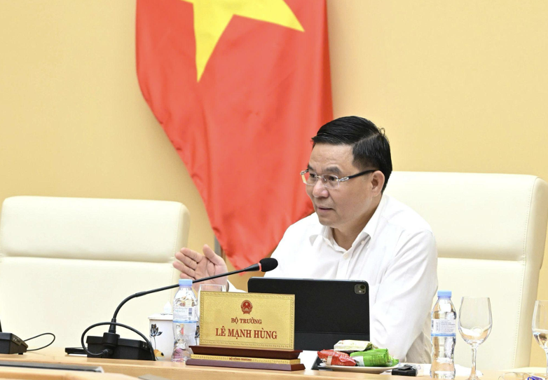 Minister Le Manh Hung chairs the session.