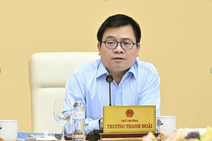 Deputy Minister of Industry and Trade Truong Thanh Hoai also attends the meeting.