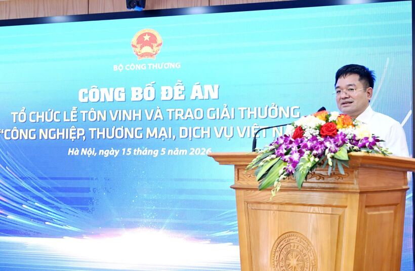 Editor-in-Chief of the Newspaper of Industry and Trade Nguyen Van Minh announces the scheme for organizing the honoring ceremony and awards presentation for the “Vietnam Industry, Trade and Services Awards.”