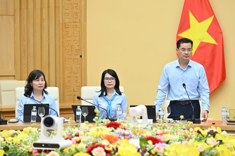 Bui Huy Son, Director of the Department of Planning, Finance and Enterprise Management, delivers remarks.