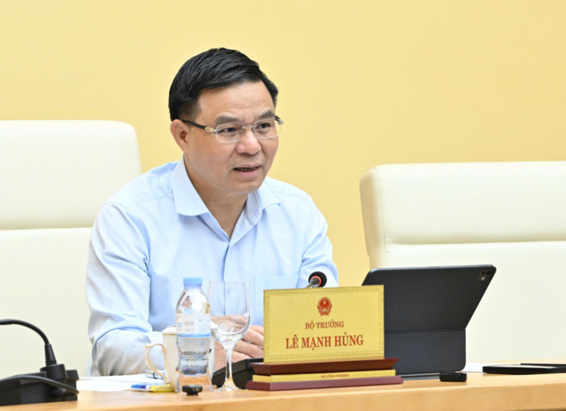 Minister Le Manh Hung delivers concluding remarks.