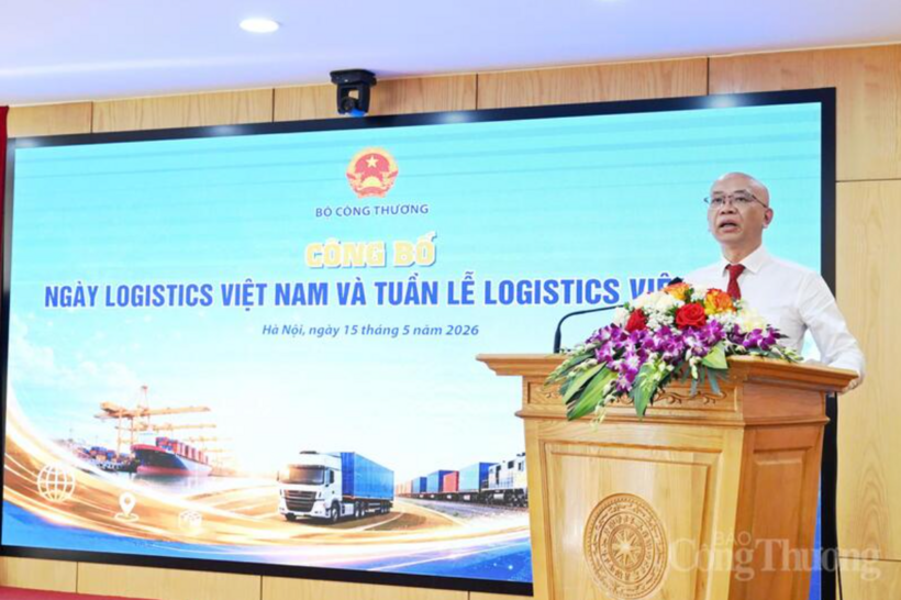 Deputy Director of the Agency of Foreign Trade Tran Thanh Hai announces the Ministry of Industry and Trade’s decision recognising Vietnam Logistics Day and Vietnam Logistics Week. Photo: Can Dung