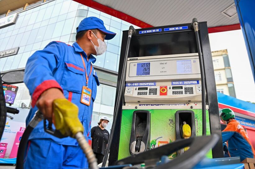The Ministry of Industry and Trade has requested Departments of Industry and Trade to strengthen communications efforts and raise awareness of compliance with the roadmap for transitioning to E10 gasoline. Photo: Nam Nguyen