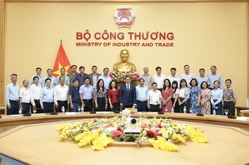 Deputy Minister of Industry and Trade Nguyen Sinh Nhat Tan and delegates attending the conference.