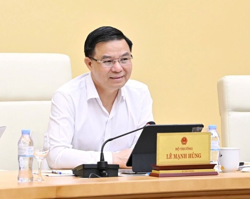 Minister of Industry and Trade Le Manh Hung chairs the working session