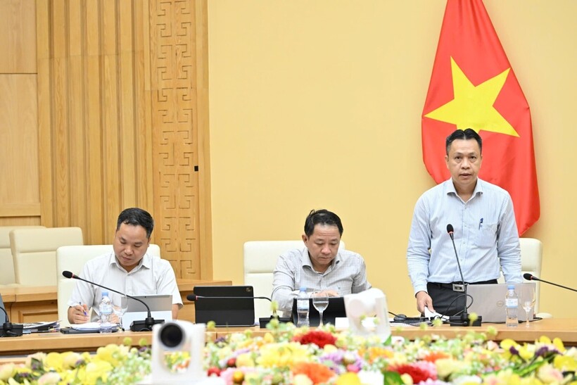Nguyen Viet Son, Director of the Oil, Gas and Coal Department, reports at the meeting.