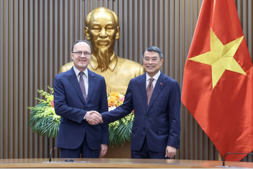 Prime Minister Le Minh Hung receives Russian Ambassador Extraordinary and Plenipotentiary to Vietnam Gennady Bezdetko. Photo: VGP/Nhat Bac