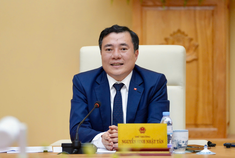 Deputy Minister of Industry and Trade Nguyen Sinh Nhat Tan addresses the conference.