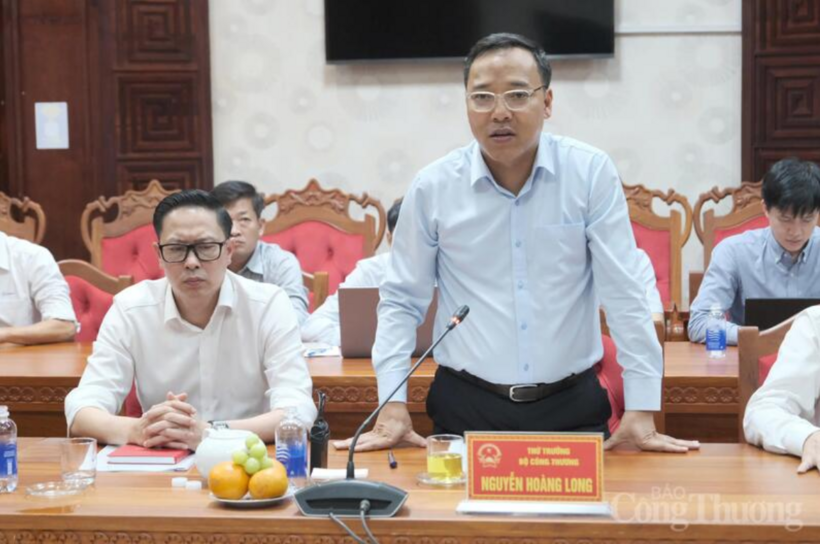 Deputy Minister Nguyen Hoang Long works with Dak Lak on the implementation of the revised Power Plan VIII. Photo: Le Son