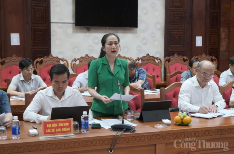 Nguyen Thi Thu An, Director of the Dak Lak Department of Industry and Trade, delivers a report to the working delegation. Photo: Le Son