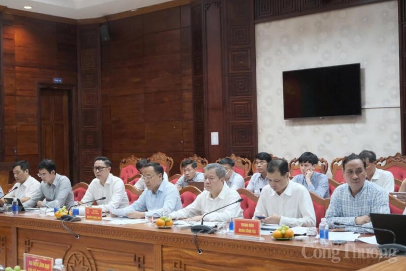 Delegates attend the working session. Photo: Le Son