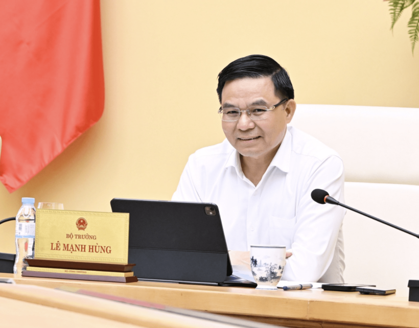 Minister of Industry and Trade Le Manh Hung delivers remarks at the working session. Photo: Can Dung.