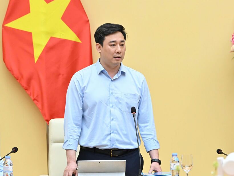 Ngo Duc Minh, Director of the Department of Legal Affairs, reports at the meeting. Photo: Can Dung