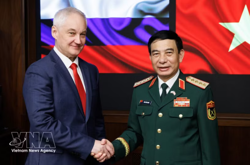 Vietnamese Deputy Prime Minister and Minister of National Defence General Phan Van Giang (right) shakes hands with Russian Defence Minister Andrey Removich Belousov on May 21 (Photo: VNA)