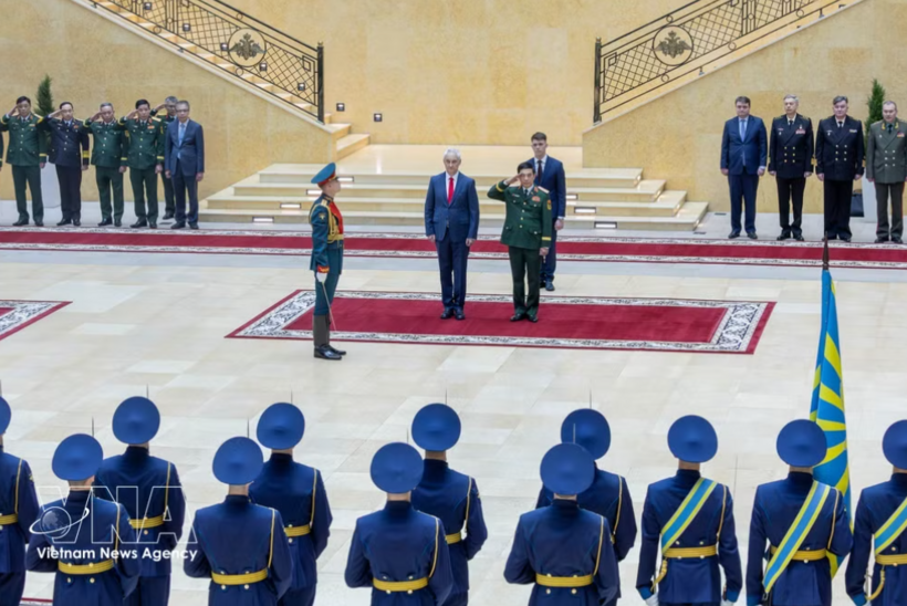 An overview of the welcome ceremony for Deputy Prime Minister and Minister of National Defence General Phan Van Giang and the high-ranking delegation of the Vietnam's Ministry of National Defence on their official visit to the Russia (Photo: VNA)
