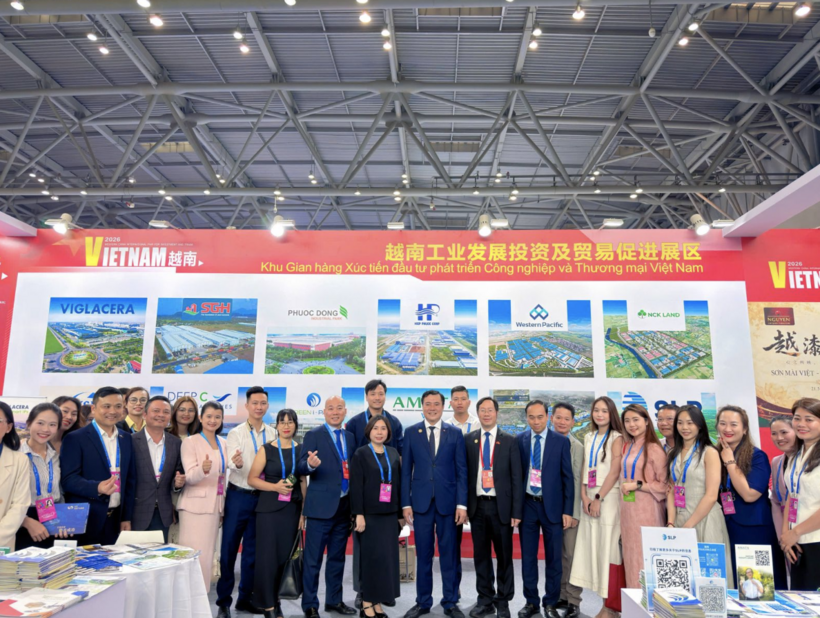 Deputy Minister Nguyen Sinh Nhat Tan Visits Vietnam Pavilion at WCIFIT 2026