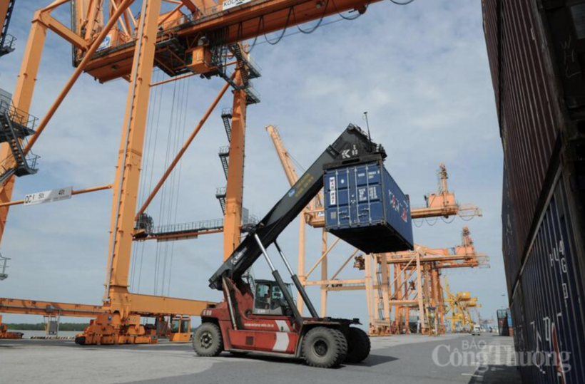 Imports and exports recorded strong growth in the first four months of the year