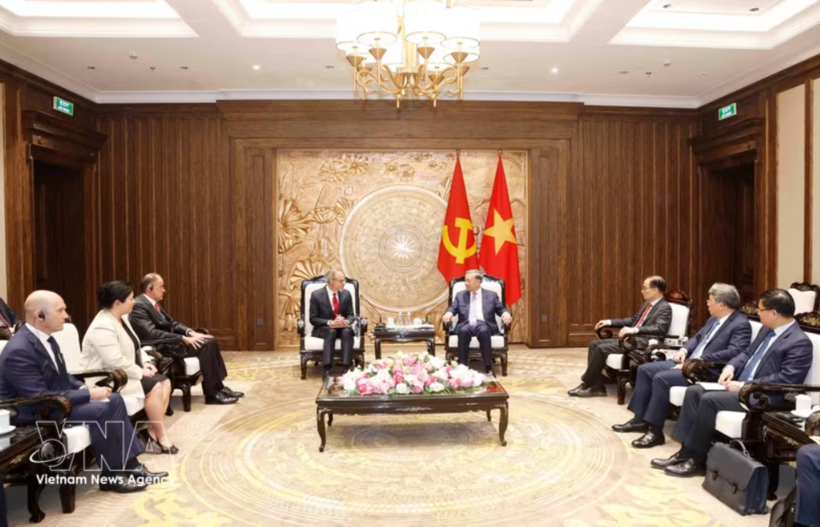 The meeting between Party General Secretary and State President To Lam and David Zapolsky, Senior Vice President and Chief Global Affairs and Legal Officer at Amazon, in Hanoi on May 22 (Photo: VNA)