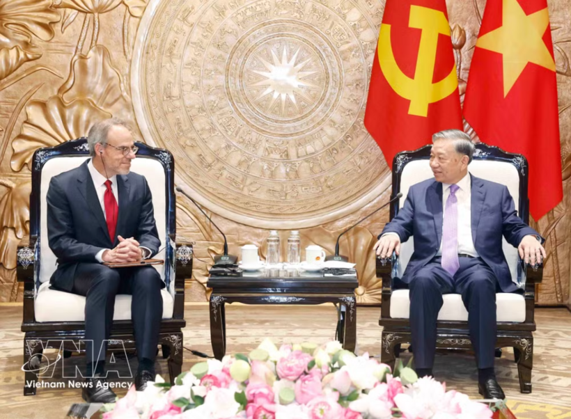 Party General Secretary and State President To Lam (R) holds talk with Senior Vice President and Chief Global Affairs and Legal Officer at Amazon David Zapolsky in Hanoi on May 22. (Photo: VNA)