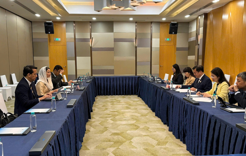 Deputy Minister of Industry and Trade Nguyen Sinh Nhat Tan holds talk with Deputy Minister of Trade of Indonesia Dyah Roro Esti Widya Putri.