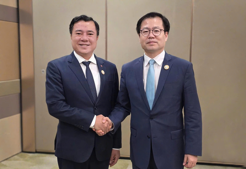 Deputy Minister of Industry and Trade Nguyen Sinh Nhat Tan and Minister for Trade of the Republic of Korea Yeo Han-koo.