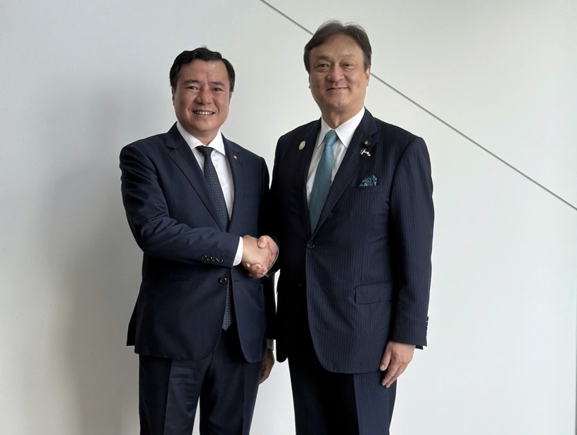 Deputy Minister of Industry and Trade Nguyen Sinh Nhat Tan and State Minister for Foreign Affairs of Japan Horii Iwao.