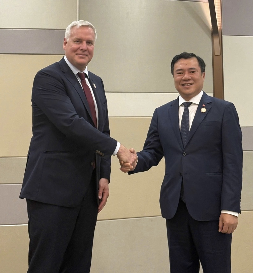 Deputy Minister of Industry and Trade Nguyen Sinh Nhat Tan and Deputy Minister for International Trade of Canada Glenn Purves.