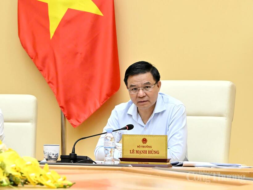Minister of Industry and Trade Le Manh Hung delivers concluding remarks at the meeting. Photo: Can Dung