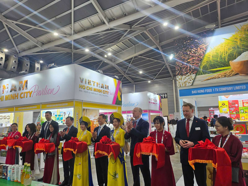 Delegates cut the ribbon to open the Vietnam booth at the FHA 2026 exhibition in Singapore. Photo: Vietnam Trade Office in Singapore.