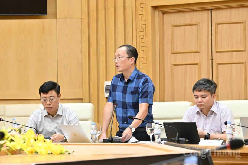 Nguyễn Duc Ninh, Chief Executive Officer of NSMO, reports on solutions for operating the power system in recent times. Photo: Can Dung