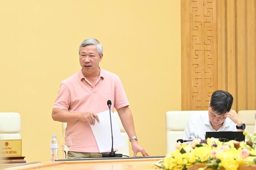 Pham Nguyen Hung, representing the Electricity Authority, reports on the power supply situation over recent times. Photo: Can Dung