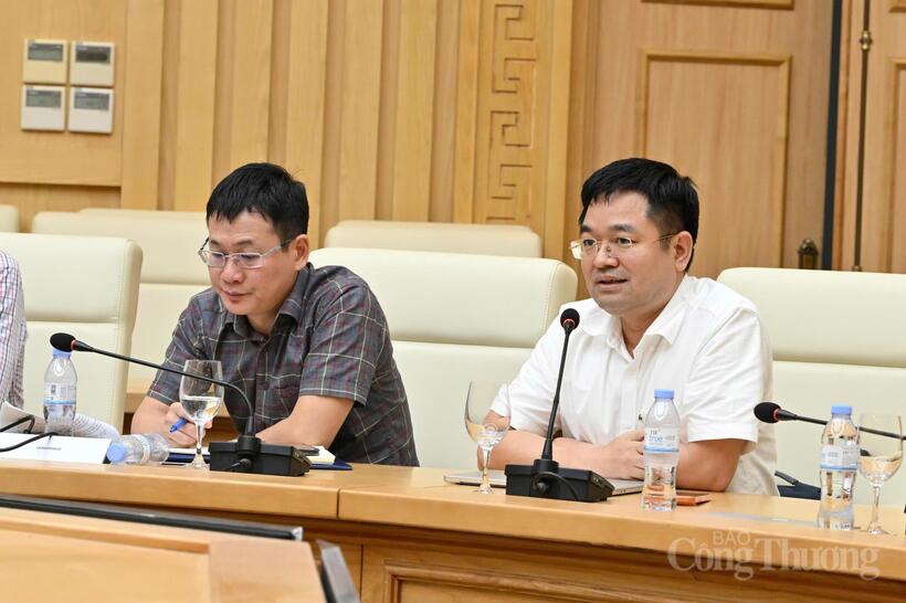 Nguyen Van Minh, Editor-in-Chief of the Newspaper of Industry and Trade, reports on electricity-saving communications at the working session. Photo: Can Dung