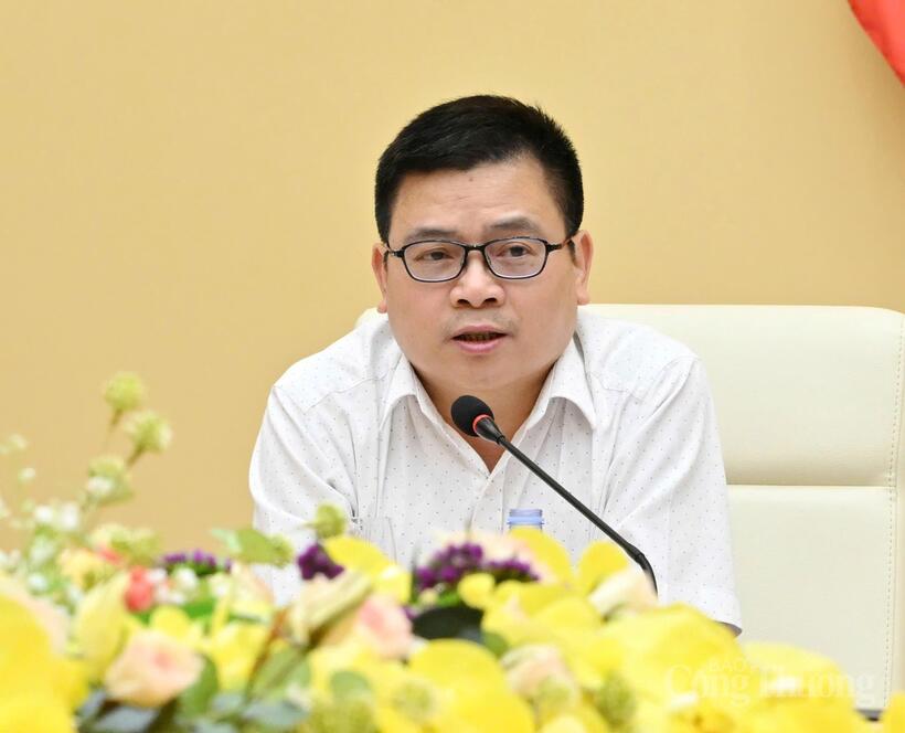 Deputy Minister of Industry and Trade Truong Thanh Hoai delivers directive remarks at the meeting. Photo: Can Dung